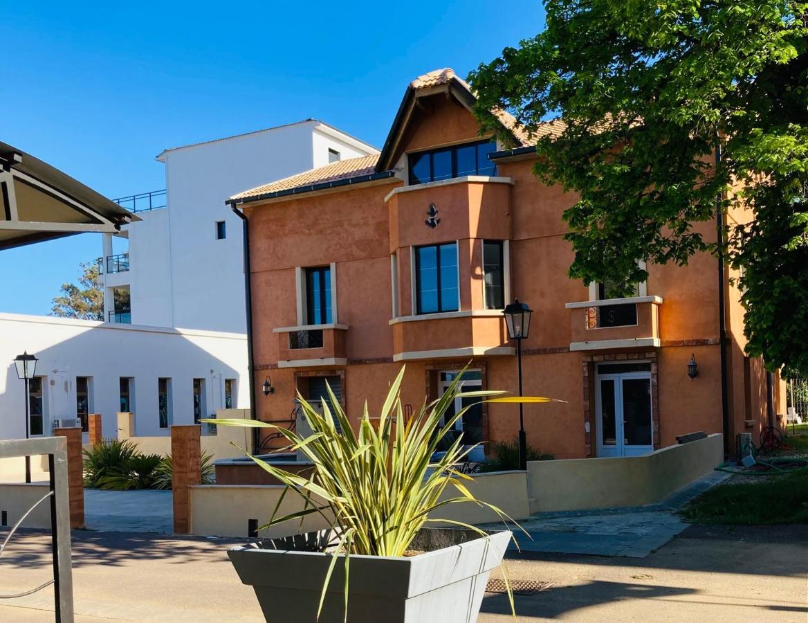 Hotel La Demeure Coloniale มอริอานี พลาจ ภายนอก รูปภาพ